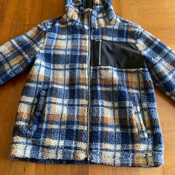 Men’s Small Plaid Zip Up Teddy Hooded with drawstrings. Zipper pockets outside - Picture 3 of 11
